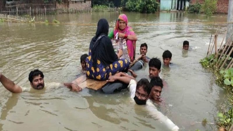 Bihar affected village drowned in flood, pregnant woman's stomach ache, family members built tube boat, then reached hospital asa