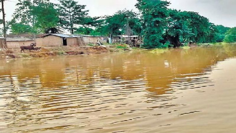 Bihar affected village drowned in flood, pregnant woman's stomach ache, family members built tube boat, then reached hospital asa
