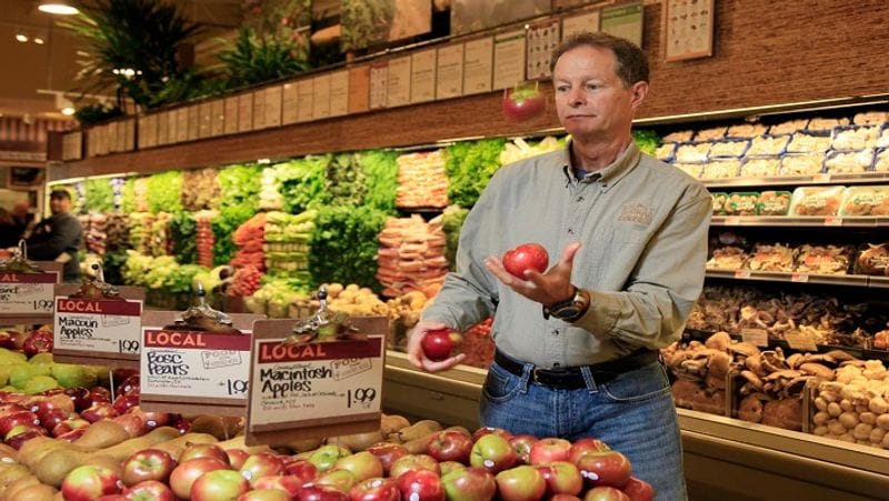जॉन मैके
जॉन मैके (John Mackey) Whole Foods Market के सीईओ हैं। इस बिजनेस से उनका यह संदेश भी जुड़ा है कि बेहतर फूड से हेल्थ को ठीक रखा जा सकता है। जॉन मैके पिछले तीन दशक से वेजिटेरियन हैं। मैके एक स्ट्रिक्ट डाइट रूटीन फॉलो करते हैं। वे दिन में तीन बार ऑर्गेनिक वेज मील लेते हैं। वे कभी किसी तरह का कोई स्नैक नहीं लेते। कभी-कभी खजूर खाना उन्हें पसंद है।