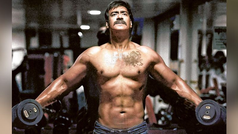 অজয় দেবগণের বলিউডে পা রাখার আগে নাম ছিল বিশাল দেবগণ। যা তিনি পরবর্তীতে পাল্টে ফেলেন। কারণ তিনি মনে করেছিলেন তাঁর নামটা খুব কমন। 