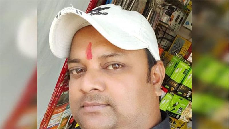 এর আগে গত জুলাই মাসেই এক সাংবাদিক হত্যা নিয়ে শোরগোল উঠেছিল উত্তর প্রদেশে। সেবার বিক্রম যোশি নামক এক স্থানীয় সাংবাদিককে গাজিয়াবাদের কাছে প্রকাশ্য রাস্তায় গুলি করে দুষ্কৃতীরা। ভাইঝিকে একদল দুষ্কৃতী উত্যক্ত করায় প্রতিবাদ করেছিলেন বিক্রম। তারই মাশুল গুণতে হয় তাঁকে। গাজিয়াবাদে দুই মেয়ের চোখের সামনে প্রকাশ্য রাস্তায় সাংবাদিক বাবাকে গুলি করে হত্যা করেছিল দুর্বৃত্তরা। মাস পেরোতে না পেরোতেই সেই যোগীরাজ্যেই ফের খুন হলেন আরও এক সাংবাদিক।
