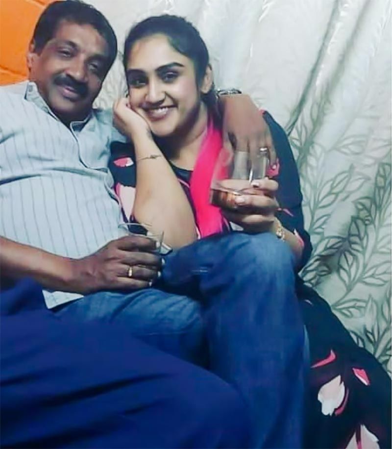இந்நிலையில் வனிதா, ஆண் நண்பர் ஒருவருடன் கையில் மது கோப்பையுடன், நெருக்கமாக அமர்ந்திருக்கும் புகைப்படம் ஒன்று சமூக வலைத்தளத்தில் வெளியானது. இதை பார்த்து நெட்டிசன்கள் இவரை ரொம்ப ஓவராகவே விமர்சித்து வந்தனர்.