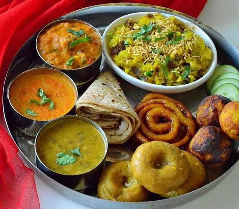 <p>খাবারের থালায় দাগ কাটার স্বভাব অনেকেরই দেখা যায়। এই রকম করা একেবারেই উচিত নয়। এই স্বভাবের ফলে ঘরে অভাব অনটন বৃদ্ধি পেতে পারে। </p>