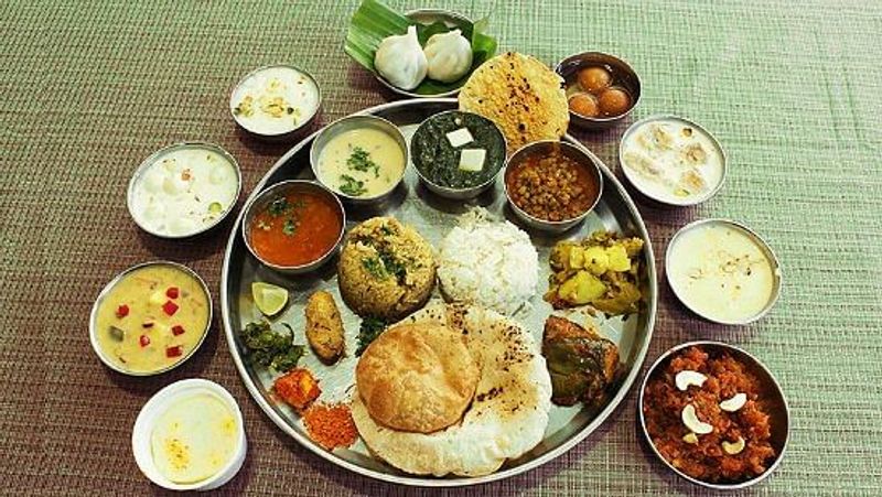 <p>খাবারের শেষ থালা চেটে খাওয়া একেবারেই উচিত নয়, এতে মা লক্ষ্মী রুষ্ট হন।</p>