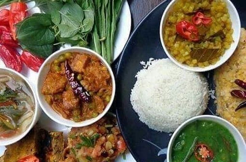 <p>অতিরিক্ত এবং প্রতিদিন নিয়ম করে খাবার নষ্ট করা বন্ধ করুন। এতে সংসারে ঘোর অমঙ্গল হয়। </p>