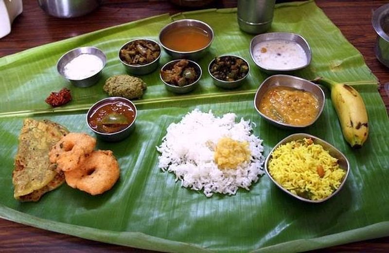 <p>খেতে বসে খাবার গ্রহণ করার আগে আগে ঈশ্বরকে স্মরণ করে তবে ধীরে ধীরে আহার গ্রহণ করা উচিত। এর ফলে সংসারের মঙ্গল হয়। </p>
