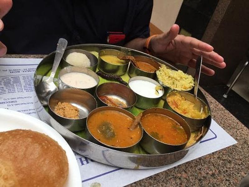 <p>গামছা পরে কখনই খেতে বসবেন না এর ফেল সংসারের অভাব কখনোই কাটবে না। </p>