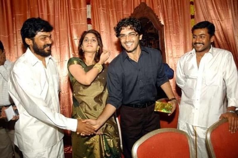 அஜித் கையில் சூப்பர் கிப்ட்... சந்தோஷத்தில் சூர்யாவிற்கு திருமண வாழ்த்து கூறி, கார்த்தியுடன் கை குலுக்கிய புகைப்படம் 