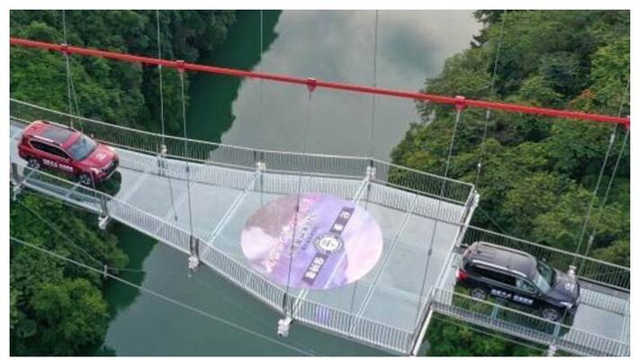 Chinas new full glass bridge is 1725 feet long it has set a new Guinness World Record BSS Chinas new full glass bridge is 1725 feet long it has set a new Guinness World Record BSS
