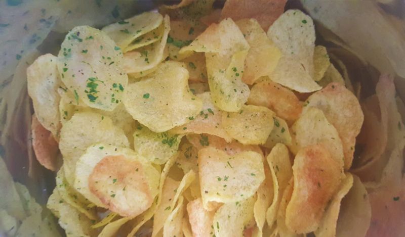 எண்ணையில் பொறித்த உணவுகள்: சிப்ஸ் மற்றும் எண்ணையில் பொறித்த உணவுகள் காற்று அடைபட்ட கவர்களில் பேக் செய்யப்படுவதால், சில கெமிக்கல்கள் கலக்க படுகிறது. இதனால் சில வேதியல் மாற்றங்கள் நிகழ்வதால் தலைவலி உண்டாகும் வாய்ப்புகள் உண்டு.
