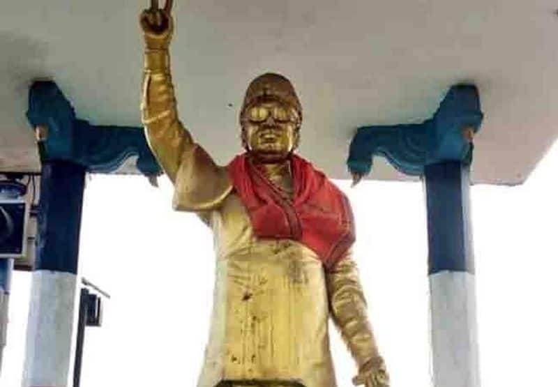 The incident where mysterious persons wore saffron pieces to the MGR statue in Pondicherry has caused a great stir.