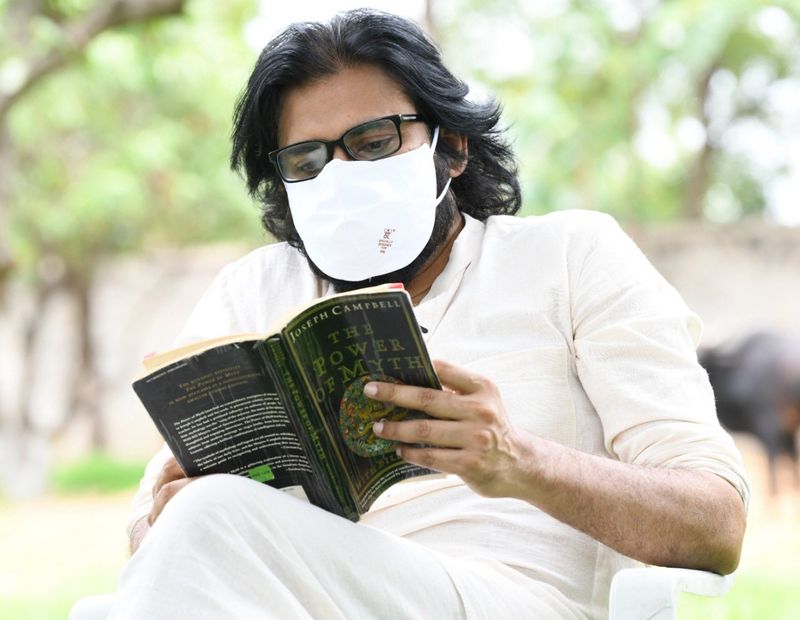 పవర్ స్టార్ పవన్ కళ్యాణ్ పుస్తకాల పురుగు అన్న విషయం తెలిసిందే. సెట్స్ లో కూడా షాట్ గ్యాప్ లో ఆయన ఇష్టమైన పుస్తకం చదువుకుంటూ ఉంటారు. ఫార్మ్ హౌస్ లో వ్యవసాయం, పశువుల పెంపకం పవన్ కళ్యాణ్ కి బాగా ఇష్టం.