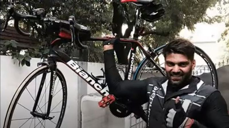 வீட்டின் முன்பு சைக்கிளை தூக்கியவாறு போஸ் கொடுத்த ஆர்யா 