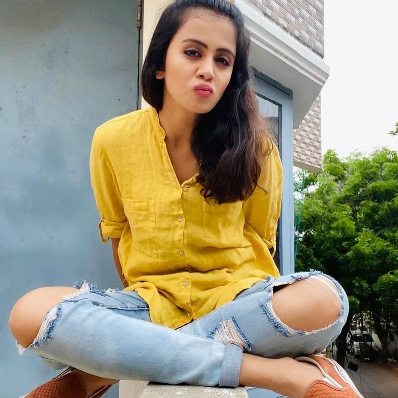 கிழிந்த ஜீன்ஸ் பேண்டிலும் இவ்வளவு அழகா?