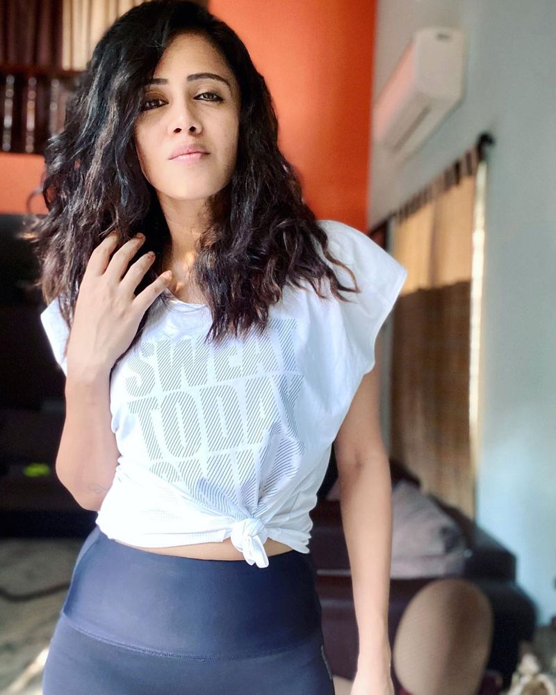 உங்களுக்கு வயசே ஆகாத என ரசிகர்கள் பொறாமைப்படும் பேரழகு 