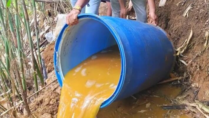 400 litre wash seized in Idukki 400 litre wash seized in Idukki