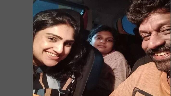 Vanitha -Peter Paul celebrating a birthday party in the car! Photos that shake the bar. Vanitha -Peter Paul celebrating a birthday party in the car! Photos that shake the bar.