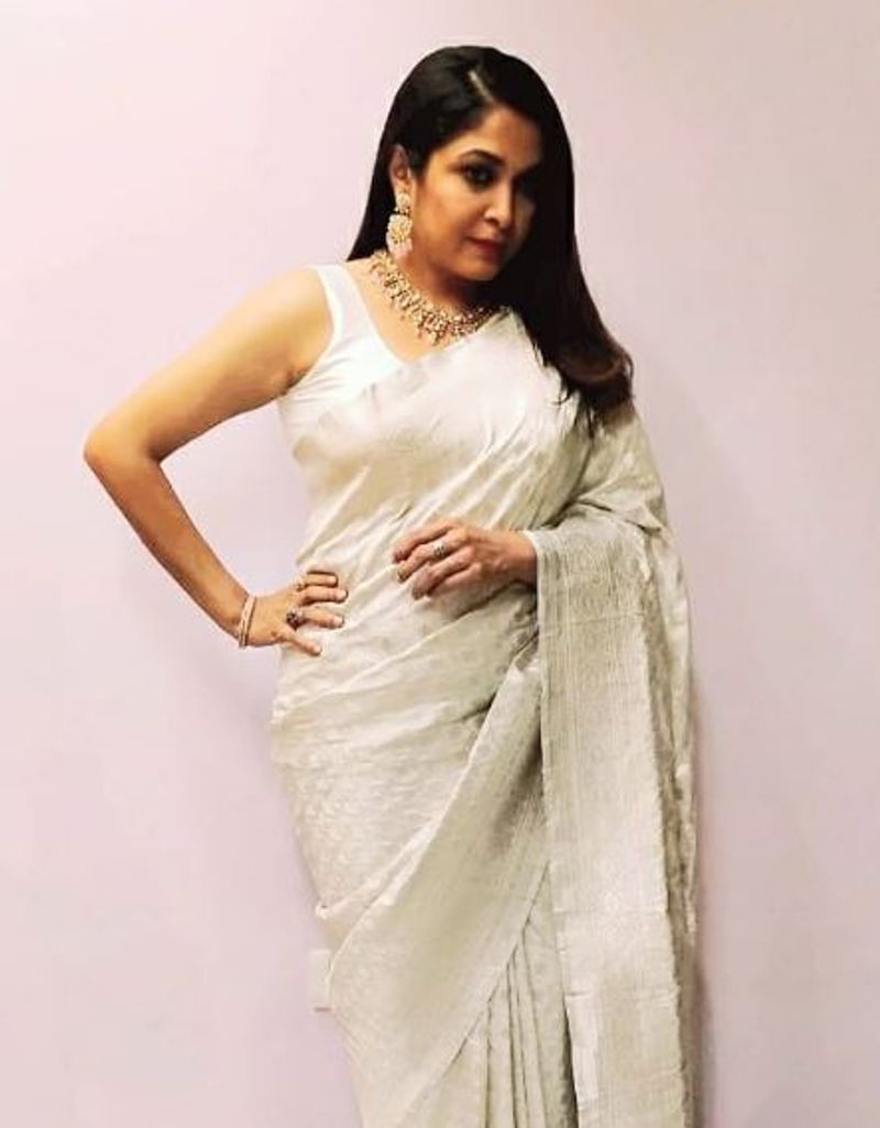 
இதை தொடர்ந்து தமிழ் மொழி மட்டும் இன்றி மலையாளம், தெலுங்கு, கன்னடம், ஹிந்தி, என பல்வேறு மொழிகளிலும் 200 க்கும் மேற்பட்ட படங்களில் நடித்து பிரபலமானவர் ரம்யா கிருஷ்ணன். 
