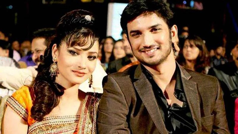 সাক্ষাৎকারে অঙ্কিতা জানিয়েছেন সুশান্তের বাবা কে কে সিং অঙ্কিতাকে অনুরোধও করেছিল সুশান্তের সঙ্গে একবার কথা বলিয়ে দেওয়ার জন্য।