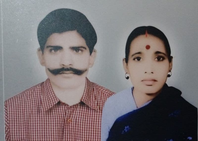 শহীদ ল্যান্স নায়েক-এর স্ত্রী গুড়িয়া দেবী জানিয়েছেন ২০ বছর আগের সেই দিনটার কথা। ওই সময় তাঁর বাবা হঠাতই অসুস্থ হয়ে পড়েছিলেন। তাঁকে প্রয়াগরাজের একটি হাসপাতালে ভর্তি করা হয়েছিল। গুড়িয়া দেবী বাবা-কে দেখতে গিয়েছিলেন। বাড়ির অন্যান্য সদস্যরা ব্যস্ত ছিল প্রতিদিনের কাজে। এমন সময়ই স্থানীয় থানার পুলিশ এসেছিল তাঁদের বাড়িতে। গুড়িয়া দেবীর শ্বশুর অর্থাৎ ল্যান্স নায়েক বিজয় শুক্লার বাবা-কে ডেকে জানিয়েছিল সেই দুঃসংবাদ, সীমান্তে যুদ্ধের সময় গুলিবিদ্ধ হয়ে শহীদ হয়েছেন বিজয়।
