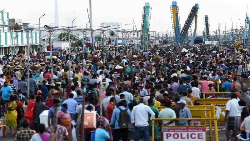 chennai kasimedu fish market crowd without following social distancing amid covid 19 pandemic