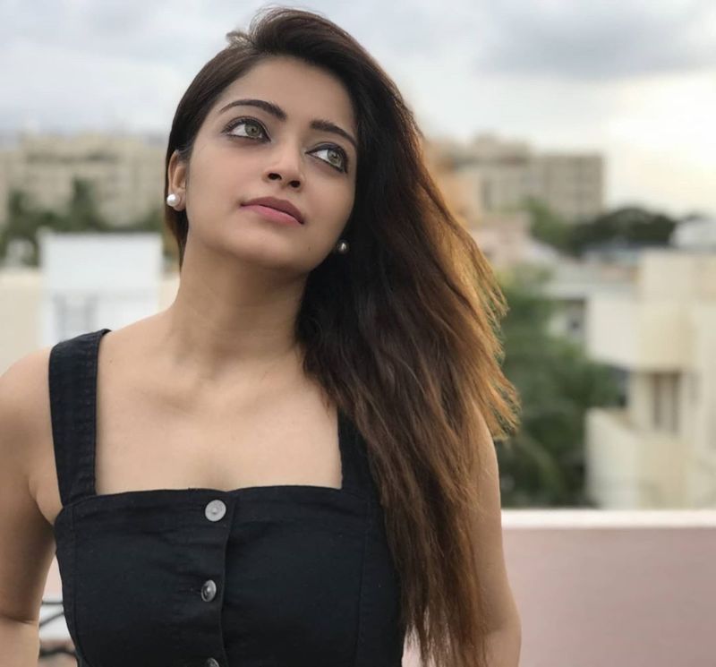 jananiiyer photo gallery