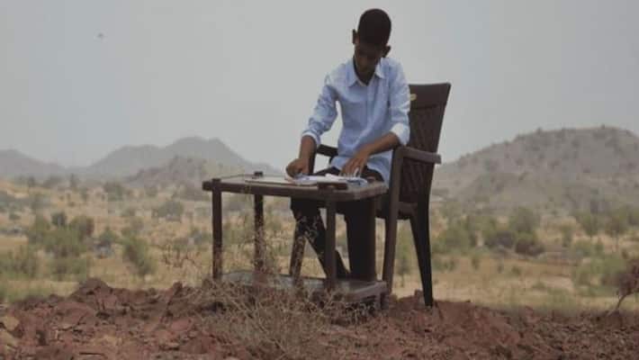 Virender Sehwag share picture of a student from Rajasthan who climbs mountains every day for online classes bsp Virender Sehwag share picture of a student from Rajasthan who climbs mountains every day for online classes bsp