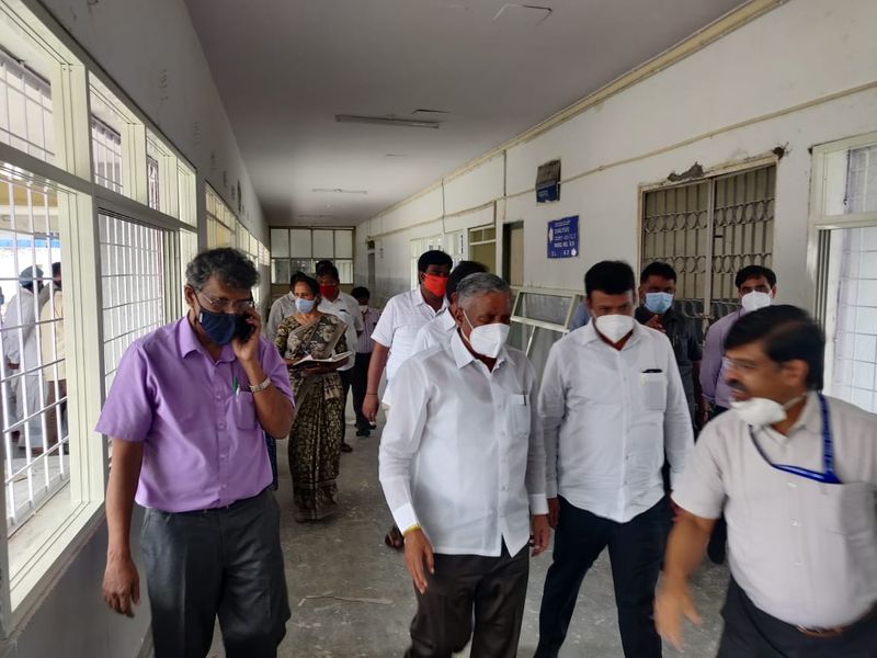 Minister Somanna Inspected the Covid Care Center in Bengaluru