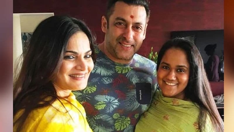 Beautiful sisters of Bollywood actors Akshay Kumar and others