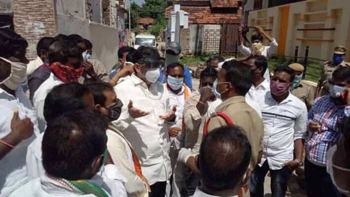 police arrested pcc chief Uttam kumar reddy at jangaon police arrested pcc chief Uttam kumar reddy at jangaon