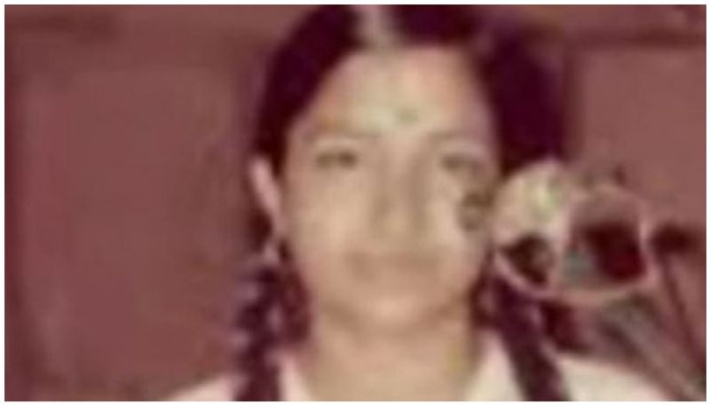 കെ എസ് ചിത്ര ആദ്യമായി ഒരു സിനിമയ്ക്ക് ഗാനം ആലപിച്ചത് 1979ല് ആണ്. എം ജി രാധാകൃഷ്ണന്റെ സംഗീതത്തിൽ അട്ടഹാസമെന്ന ചിത്രത്തിൽ ചെല്ലം ചെല്ലം എന്ന ഗാനം പാടിക്കൊണ്ടായിരുന്നു തുടക്കം.