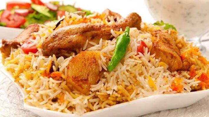 youth throws biryani to road in ramanattukara youth throws biryani to road in ramanattukara