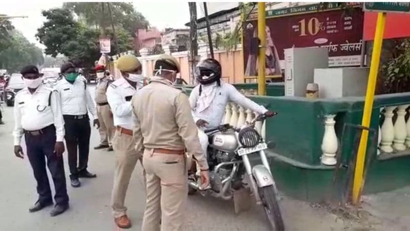 यूपी पुलिस अपने कारनामों को लेकर हमेशा ही सुर्ख़ियों में रहती है। एक बार वाराणसी की ट्रैफिक पुलिस ने एक बुलेट सवार का चालान 21300 रूपए का काट दिया था। अब सोशल मीडिया पर गाड़ी चेक करने को लेकर एक मैसज शेयर किया जा रहा है।
