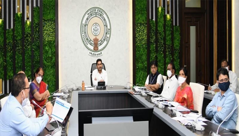 ఇప్పుడు నూతన విద్యావిధానంలోనే మార్పులు తీసుకురావడం, 5వ తరగతి వరకు మాతృభాషలోనే విద్యాబోధన ను తప్పనిసరి చేయడం వల్ల జగన్ ప్రభుత్వ ఆశలపైన నీళ్లు చల్లడమే అవుతుంది. ప్రతిష్టాత్మకంగా జగన్ సర్కార్ ఇంగ్లీష్ మీడియం లో మాత్రమే విద్యాబోధన అనే దానికి ఇది పూర్తిగా విరుద్ధం.
