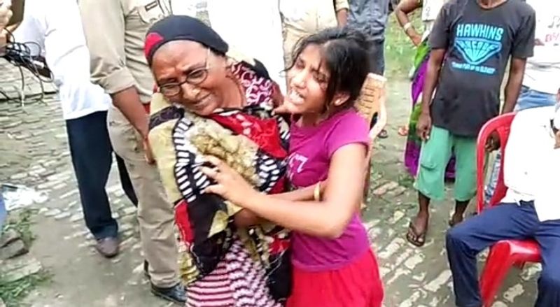 ग्रामीणों के मुताबिक बलराम चार बहनों का इकलौता भाई था। उसके माता-पिता ने उसके लिए बड़ी मन्नतें मांगी थीं, तब जाकर उन्हें बेटा हुआ था. उसके माता पिता बड़े अरमान से उसका लालन-पालन कर रहे थे, उसकी जरूरतों का खास ध्यान रखते थे लेकिन एक झटके में उनकी दुनिया ही उजड़ गई।
