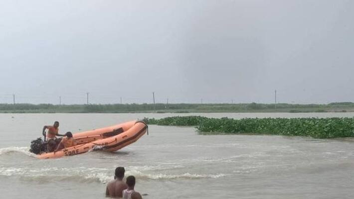 car washed away in anantapur district car washed away in anantapur district