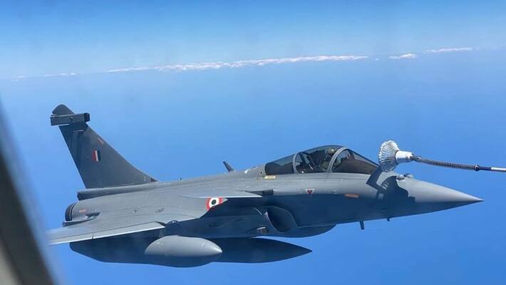 Rafale fighter jets train on Chinese border, Ready to go on the field in no time Rafale fighter jets train on Chinese border, Ready to go on the field in no time