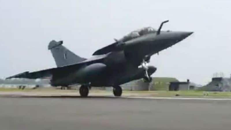 Rafael plane sets foot on Indian soil !! Air Force soldiers who welcomed the water spray!