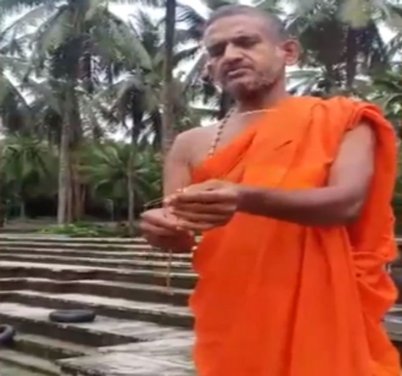 Pejawar vishwa theertha sri catches snake easily