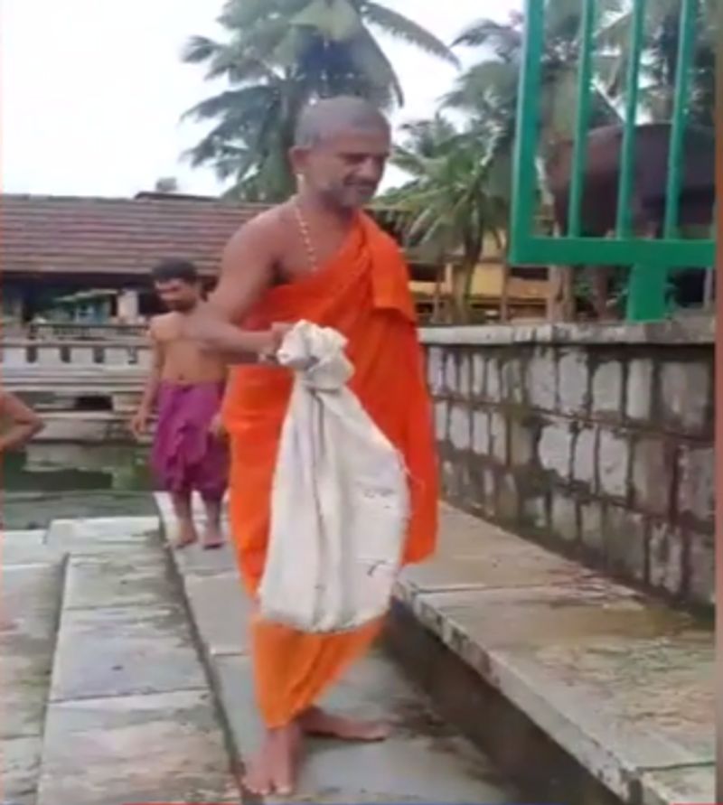 Pejawar vishwa theertha sri catches snake easily