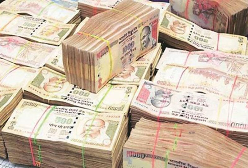 According to police, they were arrested as they waited for customers with Rs 1,000 demonetised currency at an apartment in Jalahalli, North Bengaluru.