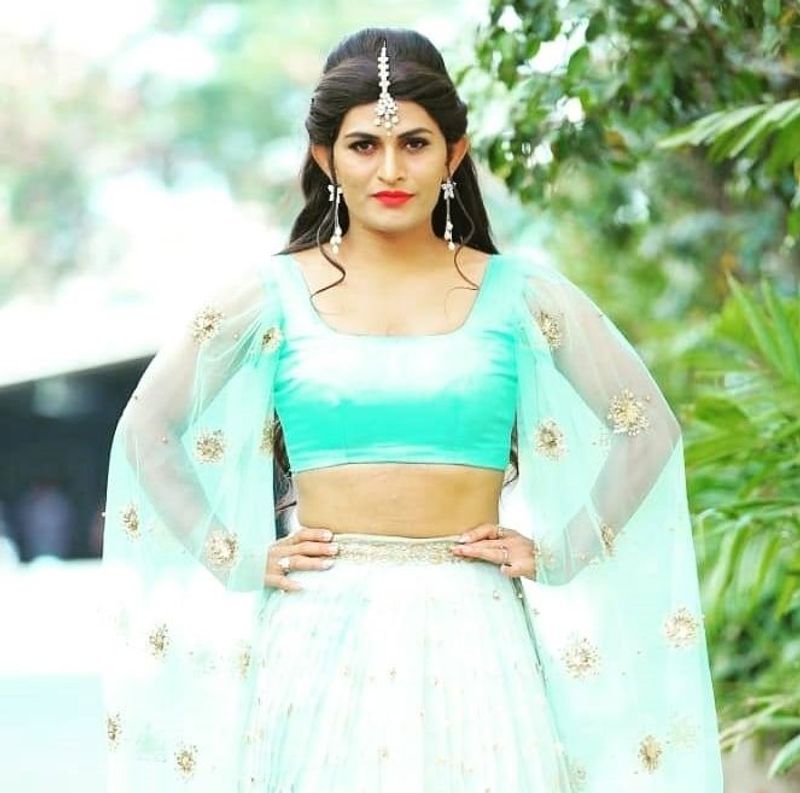 ఇండస్ట్రీలో కూలీగా, మేకప్ అసిస్టెంట్గా పనిచేయటమే కాదు, ఒక దశలో మేస్త్రీగా కూడా పనికి వెళ్లానని చెప్పాడు. ఆ సమయంలో లేడీ గెటప్ అవకాశాలు రావటంతో ఒప్పుకున్నాడు. కానీ ఆ క్యారెక్టర్లు చేస్తున్నందుకు అంతా అవమానకరంగా మాట్లాడుతుంటే ఒక్కోసారి చనిపోవాలని కూడా అనిపించేందని తన ఆవేదనను చెప్పుకొచ్చాడు.