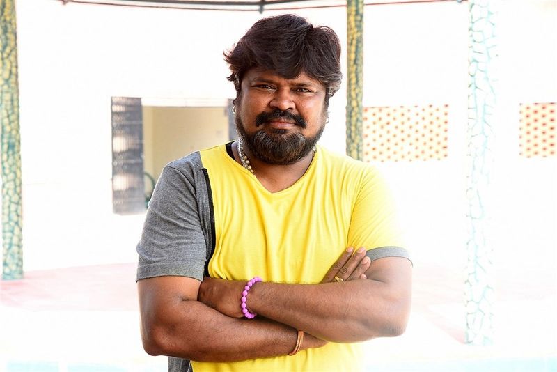 అదే సమయంలో డ్యాన్స్ అసిస్టెంట్గా చేరటంతో అమ్మా రాజశేఖర్తో పరిచయం అయి ఆయన దగ్గర పనికి చేరాడు. ఆయన నటుడిగా అవకాశం ఇస్తానని చెప్పడంతో అమ్మా రాజశేఖర్ వ్యక్తిగత పనులు కూడా చేసి పెట్టేవాడట, బట్టలు ఉతకటం, కాళ్లు పట్టడం లాంటి పనులు కూడా చేసేవాడట. అమ్మ రాజశేఖర్ని భార్య కంటే ఎక్కువగా చూసుకున్నానని చెప్పి ఆవేదన వ్యక్తం చేశాడు పవన్.