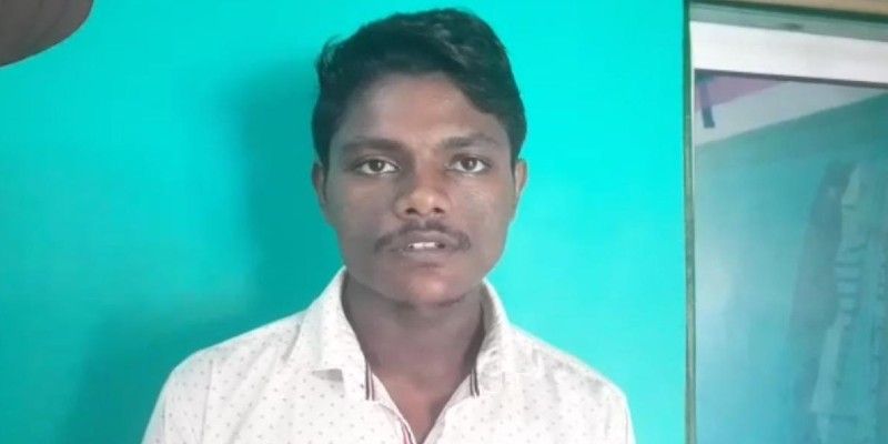 পুরুলিয়ার ঝালদার প্রত্যন্ত গ্রাম পুস্তি। এই গ্রামে থাকেন বছর বাইশের যুবক প্রসেনজিৎ কুইরি। তাঁক বাবা পেশায় পোস্টমাস্টার। তবে গ্রামের বেশিরভাগ মানুষই কৃষিজীবী।