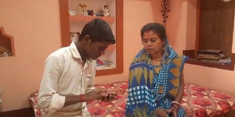 ঝালদার সত্যভামা বিদ্যাপীঠ থেকে উচ্চ মাধ্যমিক পাস রাঁচিতে চলে যান প্রসেনজিৎ। কলেজ জীবন কেটে গিয়েছে পড়শি রাজ্যঝাড়খণ্ডের রাজধানীতে। রাঁচির একটি কলেজ থেকে স্নাতক হন তিনি।