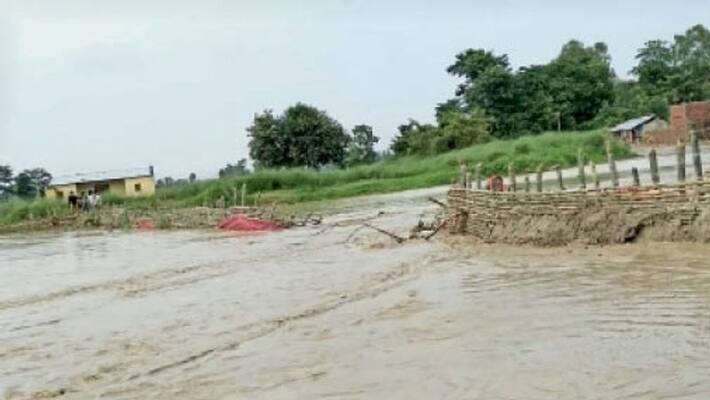 pregnant woman crossing water stream in visakhapatnam district ksp pregnant woman crossing water stream in visakhapatnam district ksp