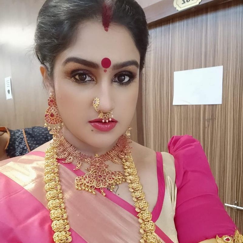 என்ன அழகு எத்தனை அழகு கோடி மலர் கொட்டிய அழகு 