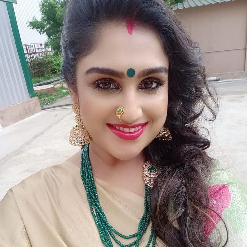ஃபுல் மேக்அப்பில் செம்ம போஸ் 