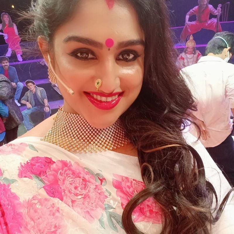 மூக்கில் மூக்குத்தி மின்னுகிறது 