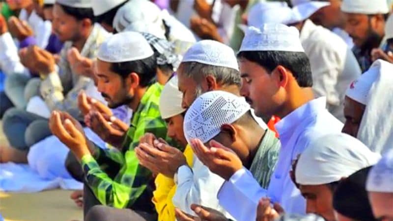 কোভিড বিধির মেনেই মেতে উঠল ইদের উৎসব নাখোদা মসজিদে।